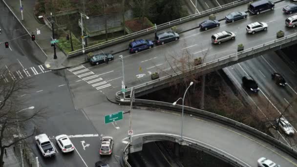 Viel befahrene Straße in Seedorf — Stockvideo