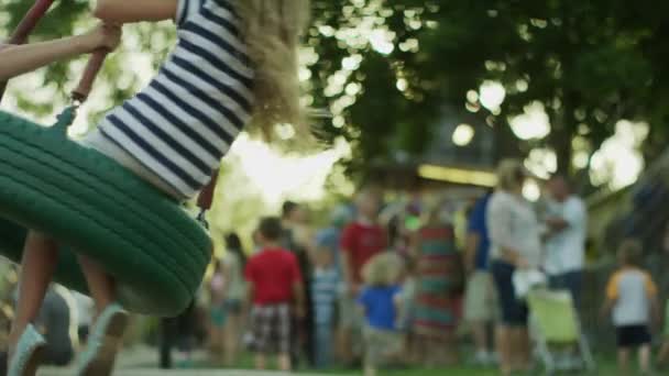 Dziewczyn gry na huśtawka opona — Wideo stockowe