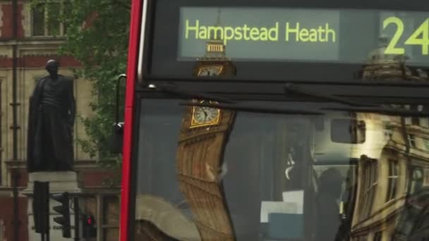 Dubbele Decker bus met Big Ben weerspiegeld — Stockvideo