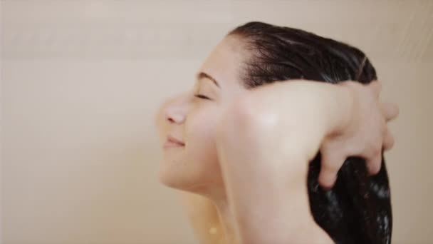 Žena osprchování — Stock video