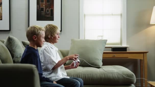 男の子がビデオゲームをしていて — ストック動画