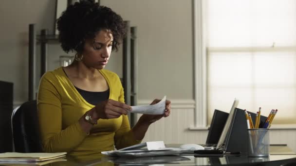 Mujer trabajando en la oficina — Vídeos de Stock