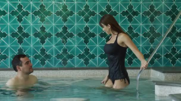 Couple relaxant dans la piscine — Video