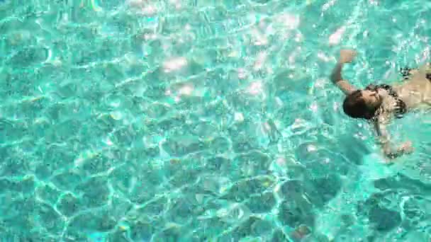 Young woman swimming in swimming pool — Stock Video