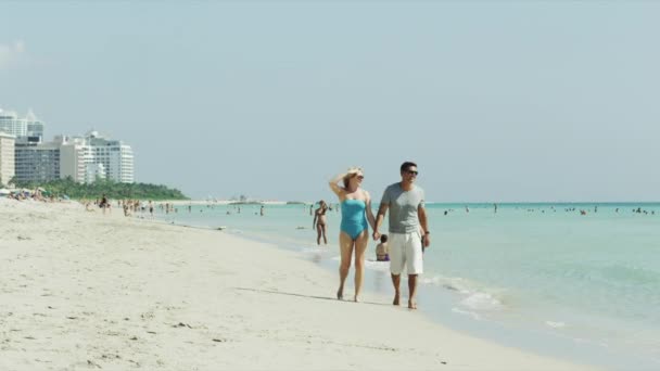 Пара прогулки по пляжу — стоковое видео