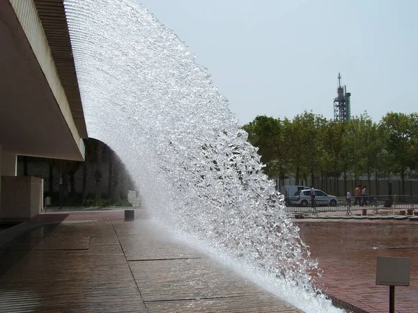 Ett Urbant Vattenfall Sommareftermiddag Parque Das Naes Lissabon — Stockfoto