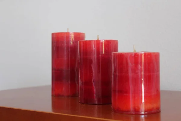 Tres Velas Rojas Diferentes Tamaños Base Color Cereza Fondo Blanco —  Fotos de Stock
