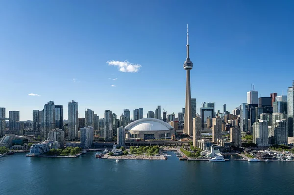 Toronto şehir merkezi Ontario Gölü 'nden hava görüntüsü