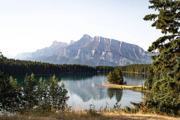 Vermilion Gölleri, Banff, Alberta, Kanada Rocky Dağları 'ndan Rundle Dağı' nın manzaralı manzarası..