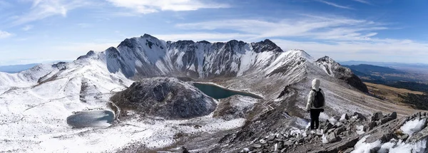 Gezgin kız manzara manzarasına, dağ tepelerine ve Meksika 'daki Nevado de Toluca volkanına bakıyor.