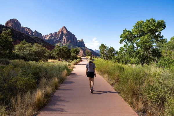 Utah, ABD 'deki Zion Ulusal Parkı' nda Parus Yolu 'nda yürüyen kadın.