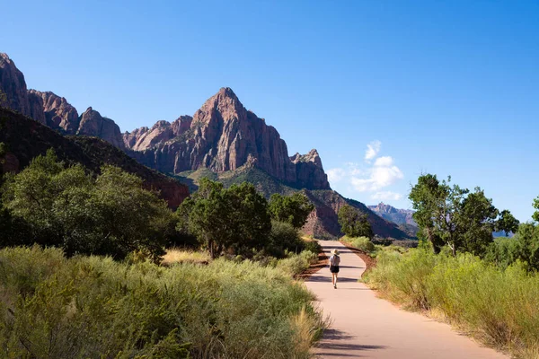 Utah, ABD 'deki Zion Ulusal Parkı' nda Parus Yolu 'nda yürüyen kadın.