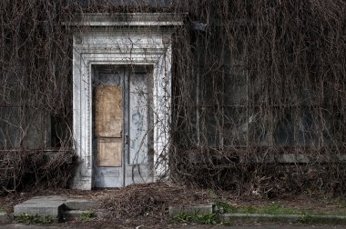 Bir eski terk edilmiş orangery kapıya