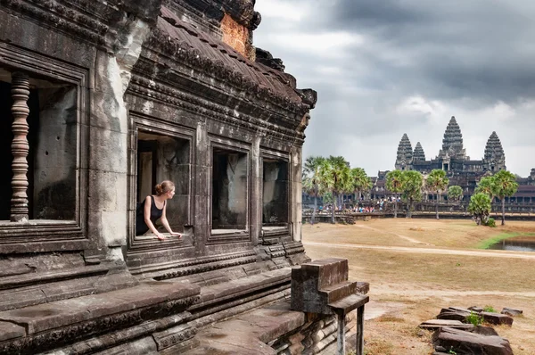 Kamboçya Angkor Wat Tapınağı'nda seyir kız