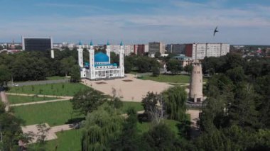 Maykop, Adygea 'daki Katedral Camii ve Hafıza ve Birlik Kulesi, Çerkez' in havadan çekim başkentinin sembolü.