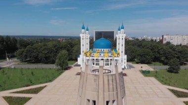Maykop, Adygea 'daki Katedral Camii ve Hafıza ve Birlik Kulesi, Çerkez' in havadan çekim başkentinin sembolü.