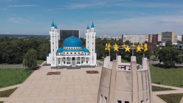 A katedrális mecset és a torony az emlékezet és az egység Maykop, Adygea, szimbóluma a város fővárosa a Circassians — Stock videók