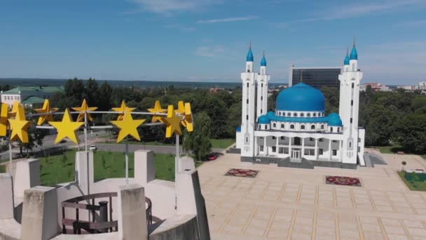 Katedralen moskén och tornet av minne och enhet i Maykop, Adygea, symbol för cirkulation — Stockvideo