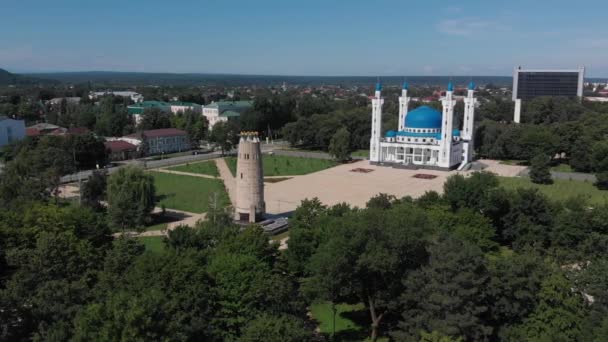 大聖堂モスクと記憶と統一の塔Maykop 、 Adygea 、街のシンボルシルカシア人の空中ショットの首都 — ストック動画