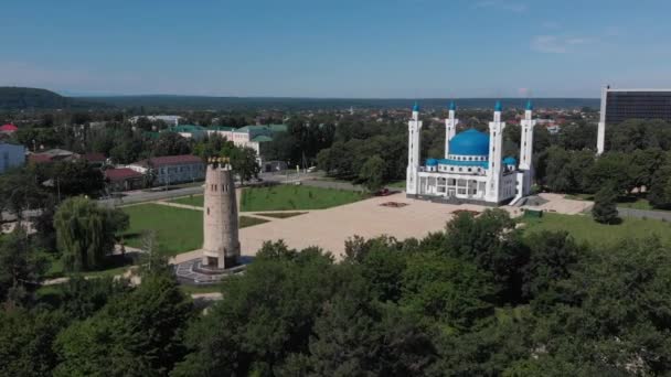 Соборная мечеть и башня памяти и единства в Майкопе, Адыгея, символ столицы черкесского города — стоковое видео