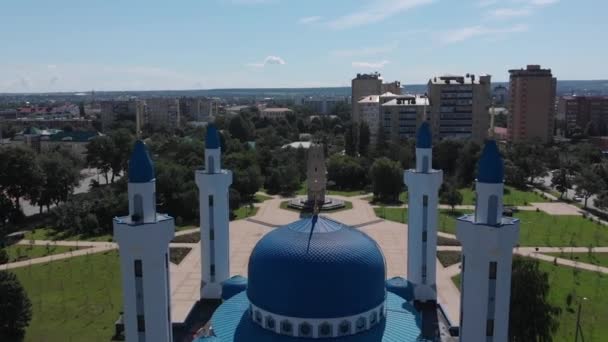 大聖堂モスクと記憶と統一の塔Maykop 、 Adygea 、街のシンボルシルカシア人の空中ショットの首都 — ストック動画