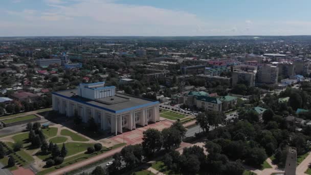 Fotografia aérea no salão filarmônico de verão na cidade de Maykop da República de Adygea — Vídeo de Stock