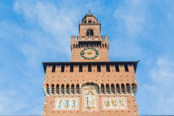 Beau château de Sforzesco dans le centre de Milan — Photo