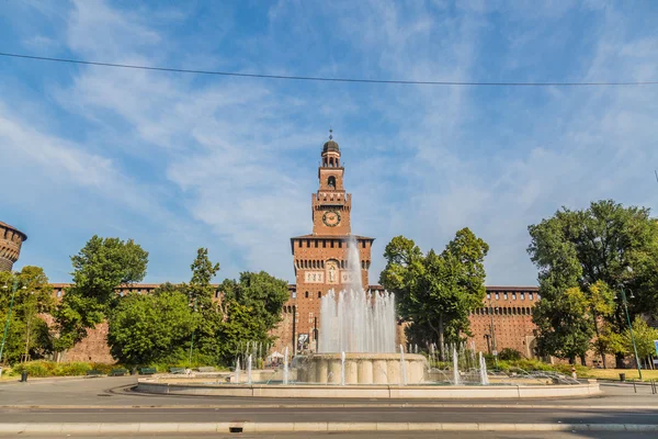 Beau château de Sforzesco dans le centre de Milan — Photo