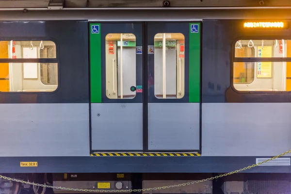 Поезд в метро в Милане — стоковое фото
