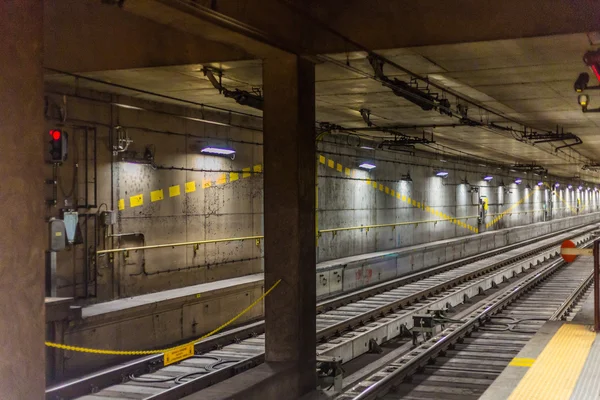 Trilhas de trem no metrô em milão — Fotografia de Stock