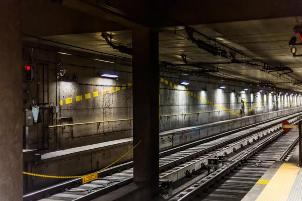 Trilhas de trem no metrô em milão — Fotografia de Stock