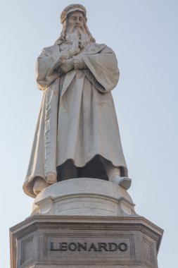 Leonardo da Vinci heykeli Milano'da bulunan