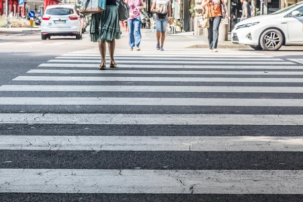 Människor passerar övergångsstället — Stockfoto