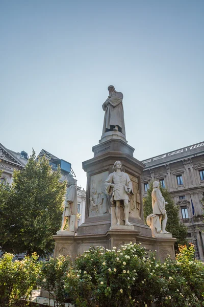 Leonardo da Vinci heykeli Milano'da bulunan
