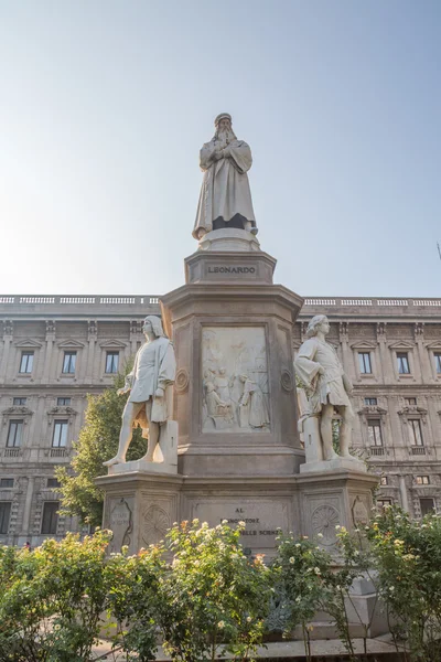 Leonardo da Vinci heykeli Milano'da bulunan
