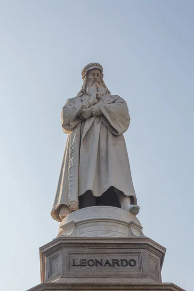 Leonardo da Vinci heykeli Milano'da bulunan