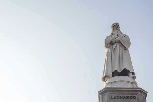 Leonardo da Vinci heykeli Milano'da bulunan