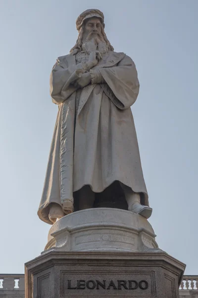Leonardo da Vinci heykeli Milano'da bulunan
