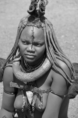 Otjikandero Namibia - 09 Ekim 2014: Himba kabilesinden kimliği belirsiz bir kadın. Otjikandero Himba Yetim Köyü Projesi, Jaco Burger 'in, Himba kabilesinde çalışmak ve yaşamak için Kaokolger' e taşınmasıyla başladı.. 