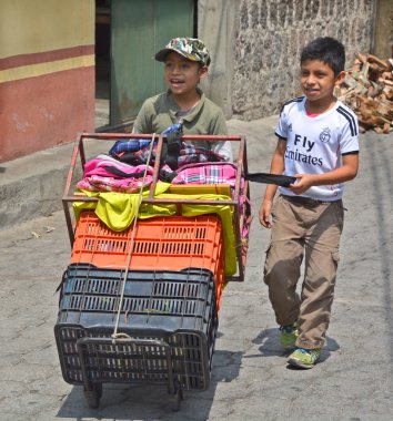 Santiago de Atitlan, Guatemala - 29 Nisan 2016: Maya erkeklerinin portresi. Maya halkı hala Guatemala 'daki nüfusun çoğunluğunu oluşturuyor.,