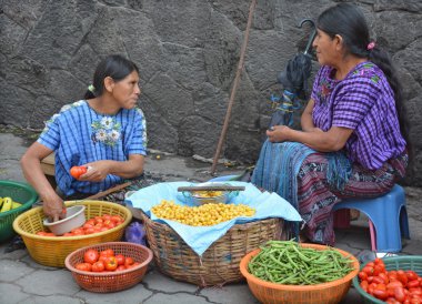 Chichicastenango, Gustemala - 29 Nisan 2016: Meyve ve sebze satan Maya bir kadının portresi. Maya halkı hala Guatemala 'daki nüfusun çoğunluğunu oluşturuyor.,