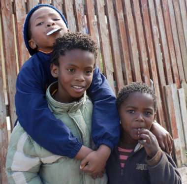 KHAYELITSHA, CAPE TOWN - 22 Mayıs 2007 'de, Güney Afrika Cape Town, Khayelitsha kasabasında kimliği belirsiz bir grup genç çocuk