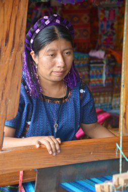 Santa Catarina Palopo de Atitlan Guatemala No 01 2016: Dokuma dokuması yapan Maya bir kadının portresi. Maya halkı hala Guatemala 'daki nüfusun çoğunluğunu oluşturuyor..