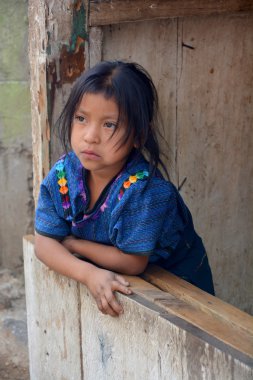 Santa Catarina Palopo de Atitlan Guatemala No 01 2016: Blue Huipil 'deki Maya çocuğunun portresi. Maya halkı hala Guatemala 'daki nüfusun çoğunluğunu oluşturuyor.,