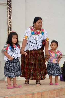 Santa Cruz Guatemala Mayıs 03 2016: Maya anne ve çocuklarının portresi. Maya halkı hala Guatemala 'daki nüfusun çoğunluğunu oluşturuyor..