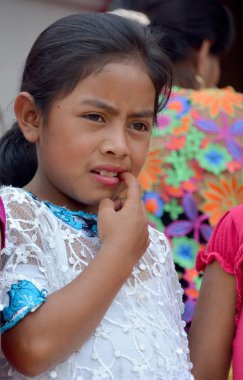 Santa Cruz Guatemala Mayıs 03 2016: Maya bir çocuğun portresi. Maya halkı hala Guatemala 'daki nüfusun çoğunluğunu oluşturuyor.,