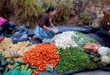 Quetzaltenango Guatemala 28 Nisan 2016: Quetzaltenango pazarında insanlar meyve satıyor. Bu yerel pazar Orta Amerika 'nın en renkli pazarıdır.