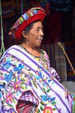 Santiago de Atitlan Guatemala 29 Nisan 2016: Tzutujil kadın geleneksel bir toyokal şapka giyiyor. Maya halkı hala Guatemala 'daki nüfusun çoğunluğunu oluşturuyor.,