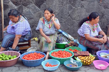 Quetzaltenango Guatemala 28 Nisan 2016: Quetzaltenango pazarında insanlar meyve satıyor. Bu yerel pazar Orta Amerika 'nın en renkli pazarıdır.