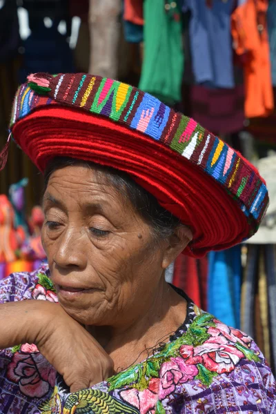 Frauen zeigen, dass sie einen traditionellen Hut tragen — Stockfoto